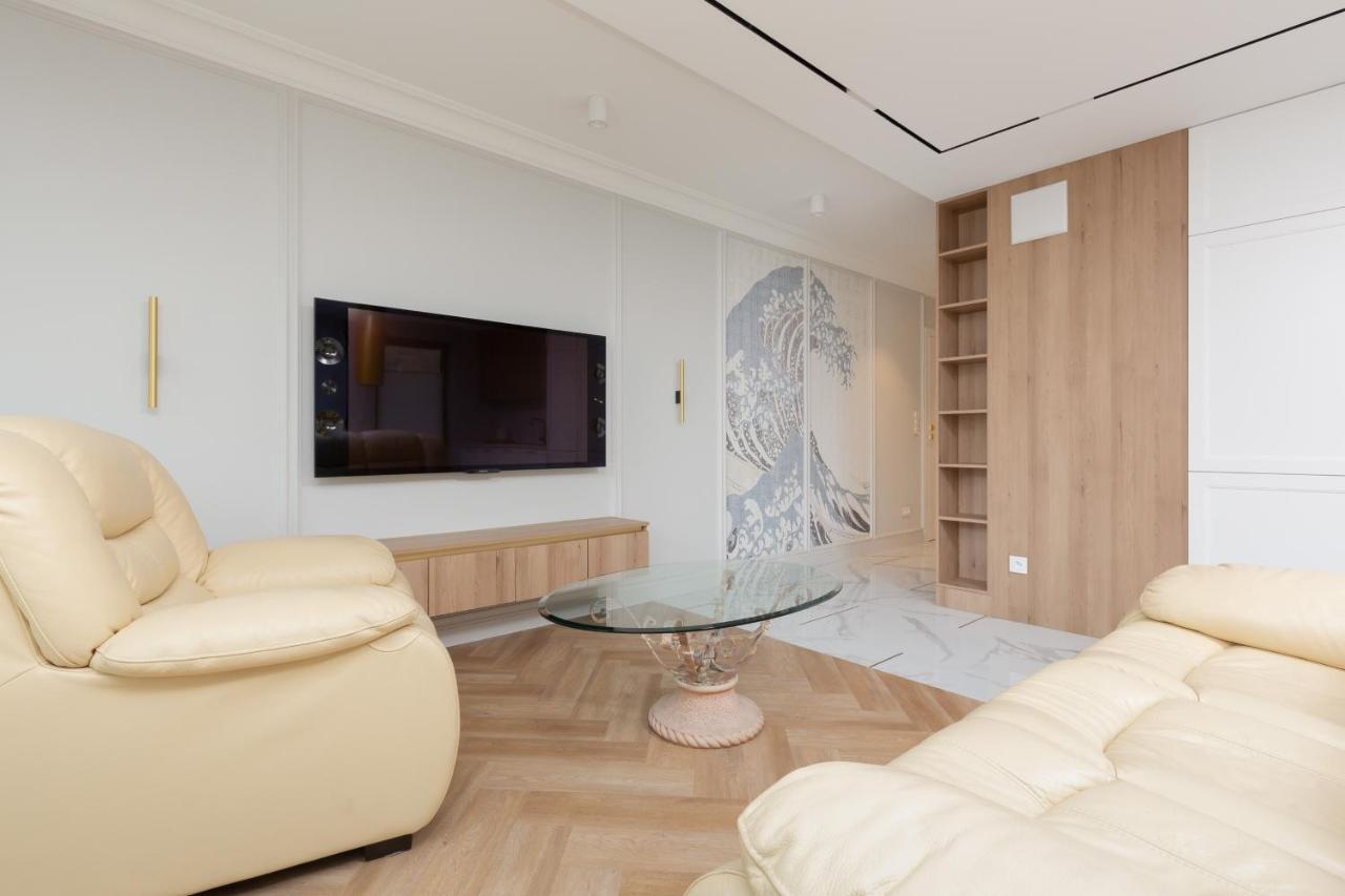 Moderna Luxury With Parking In By Renters Apartment *
