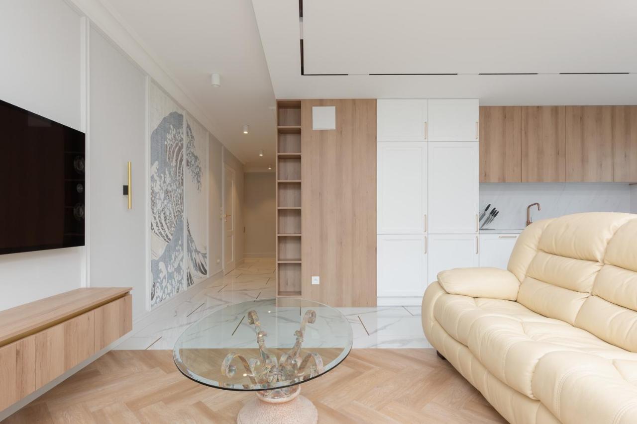 Moderna Luxury With Parking In By Renters Apartment